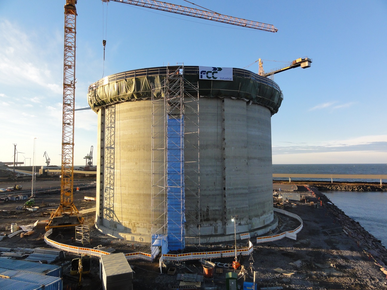 FCC Industrial begins lifting the LNG tank roof in Finland